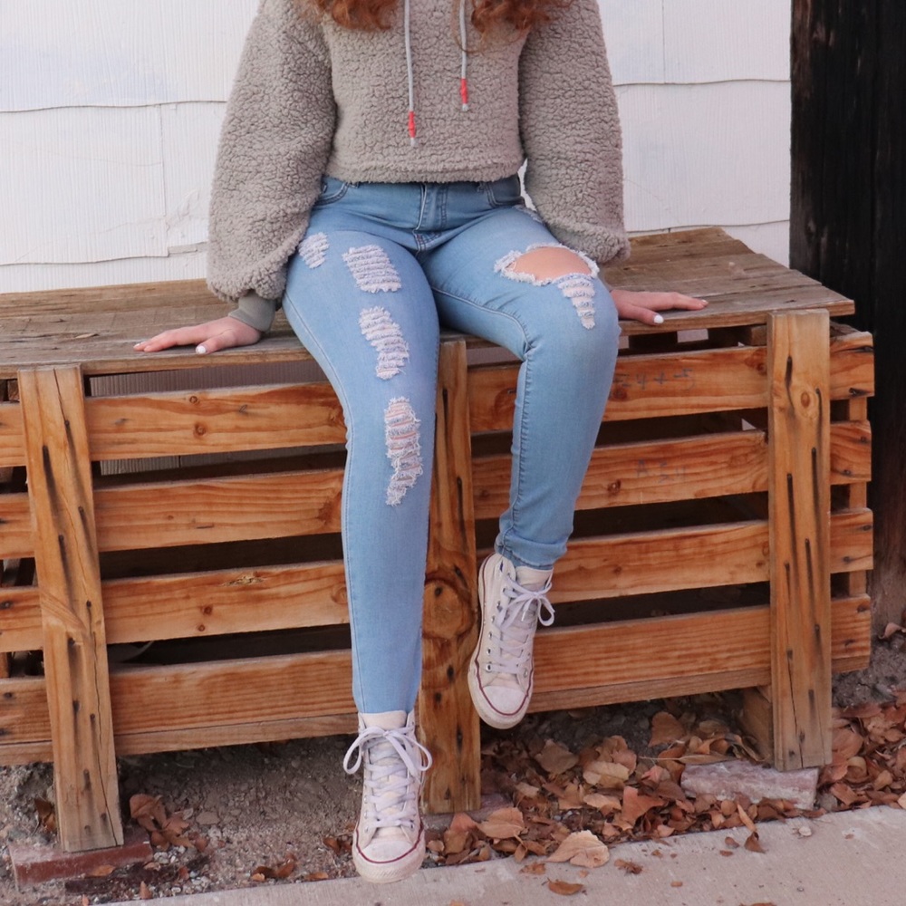 Distressed Light Wash Jeans - M